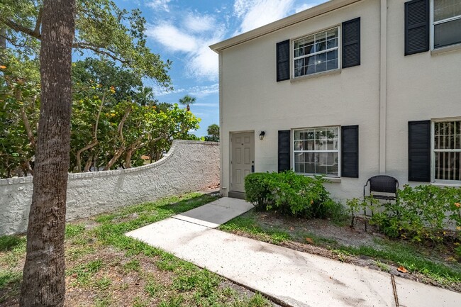 Building Photo - Newly renovated End Unit Townhome!