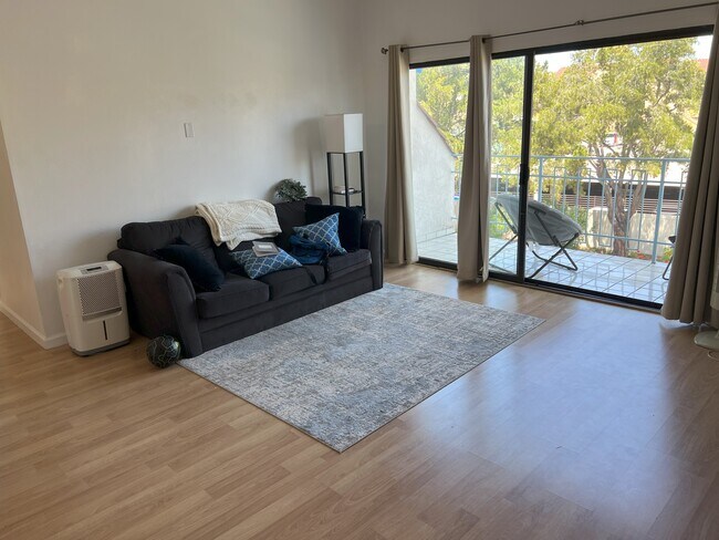 Bienvenidos a los Apartamentos Nathaniel, donde el diseño moderno se une a la comodidad. Este elegante baño cuenta con acabados sofisticados y una distribución inteligente, perfecta para relajarse. Mejore su experiencia de vida hoy mismo: ¡programe una visita ahora! - 8310 Regents Rd