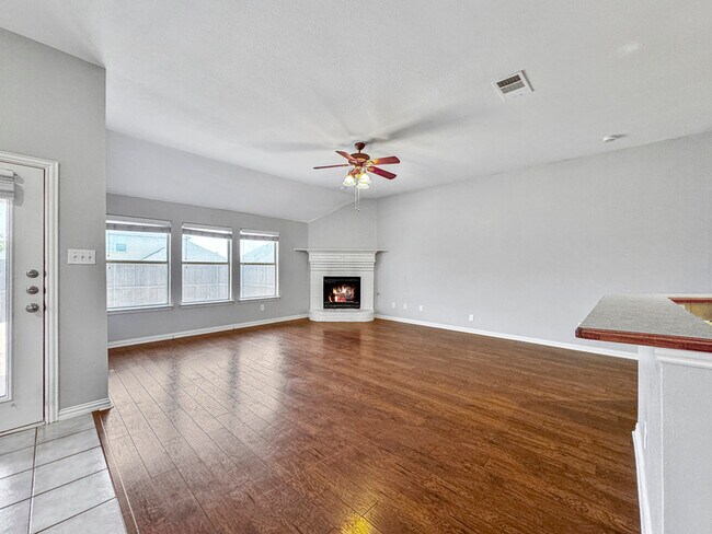 Foto del edificio - 1204 Lost Valley Dr