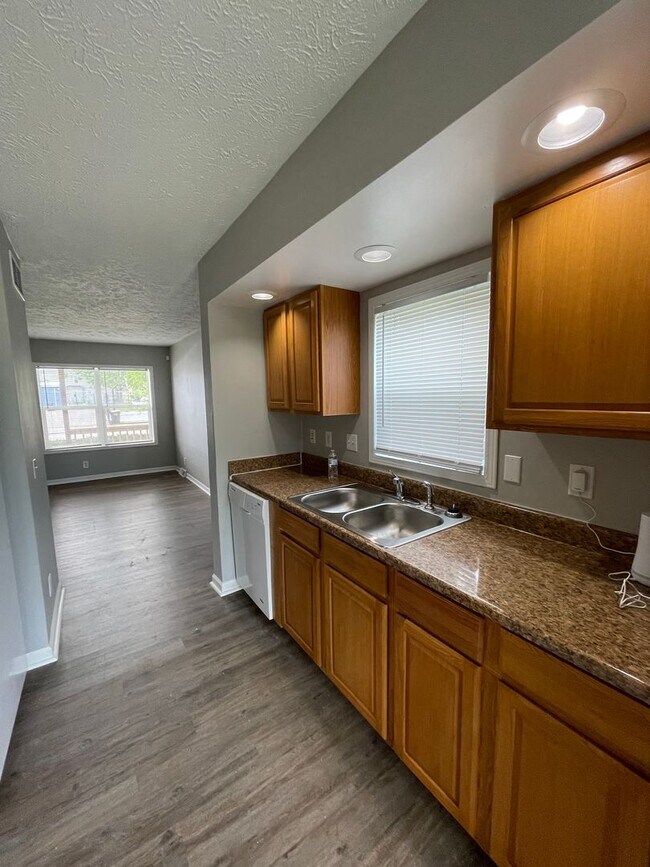Foto del edificio - For Rent - Four-Bedroom Two-Bathroom Home ...