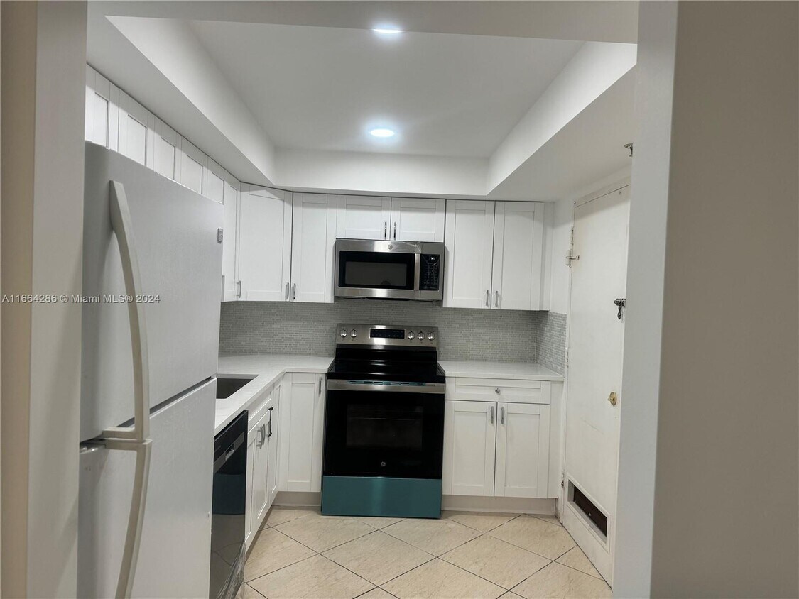 Primary Photo - 400 Kings Point Dr