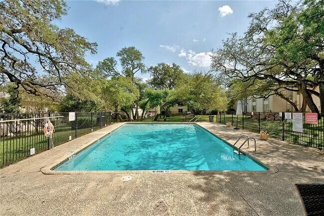 Building Photo - 5320 Balcones Dr