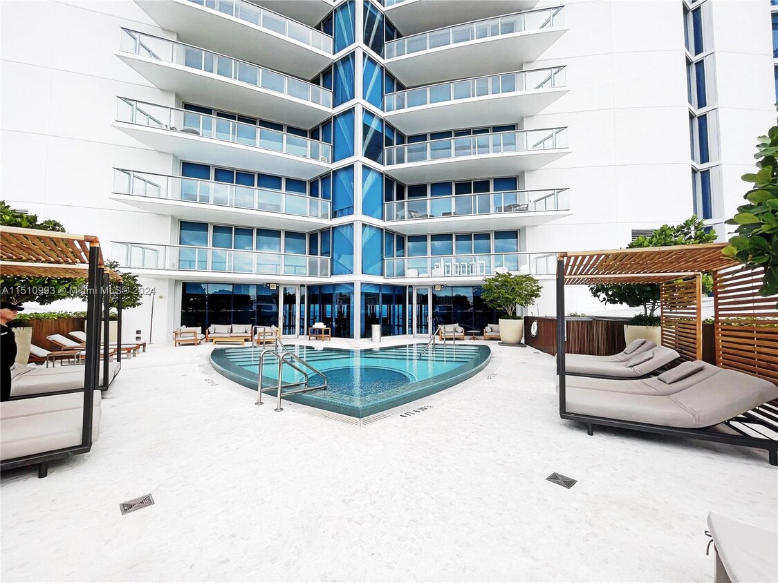 Foto principal - 17001 Collins Ave