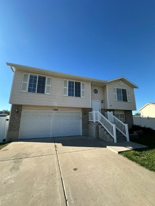 Foto principal - Move-In Ready 5-Bed with Garage, Yard & Up...