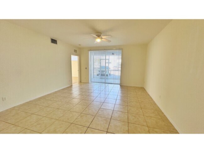Foto del edificio - 2 Bedroom 2 Bath Condo! Convenient Location! Water Included!