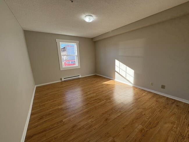 Building Photo - 151 Queen St