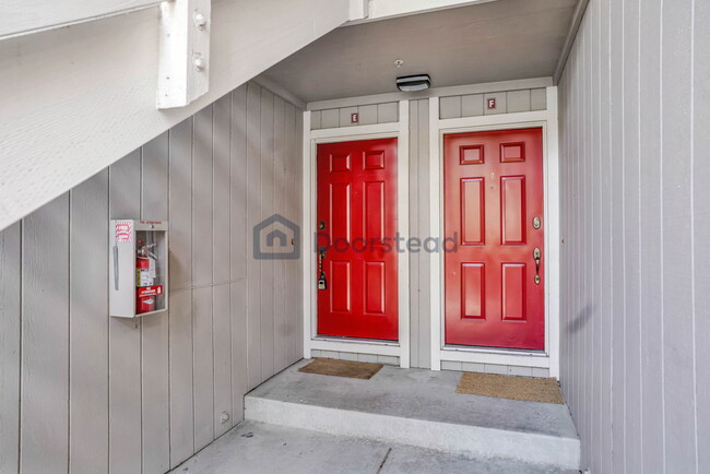Building Photo - 2709 Oak Road Unit E