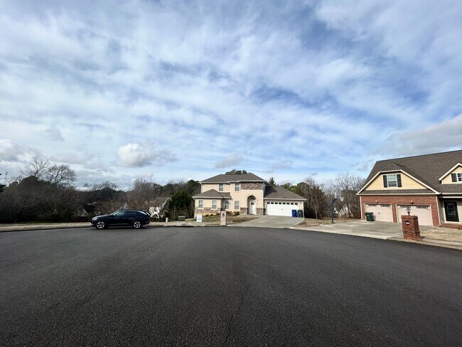 Building Photo - Beautiful Home in East Brainerd! 3 Beds, 3...