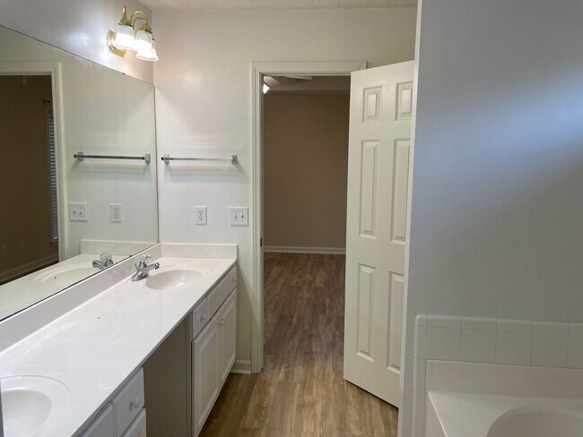 Building Photo - 618 Ridge Park Dr
