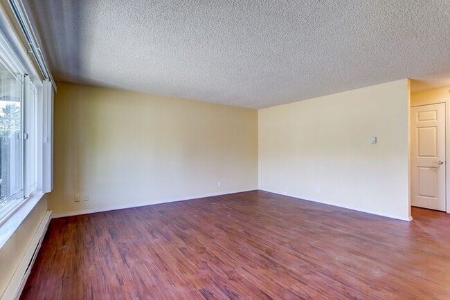 Foto del edificio - Remodeled Spacious 2 Bed 1 Bath In Quiet Community