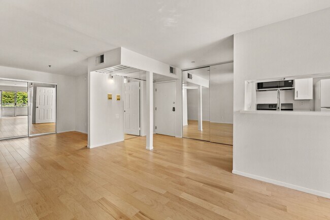 Building Photo - 10960 Ashton Ave