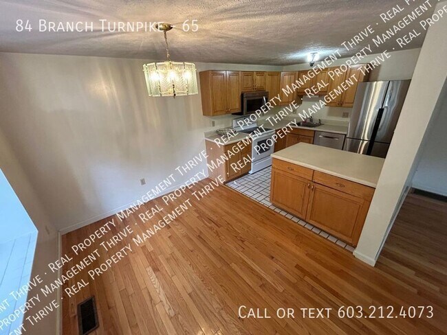 Building Photo - 2+BR, 1.5BA End Unit Townhome