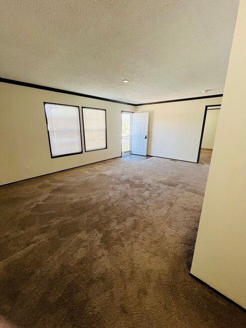 Building Photo - 15621 Pine Ridge Dr