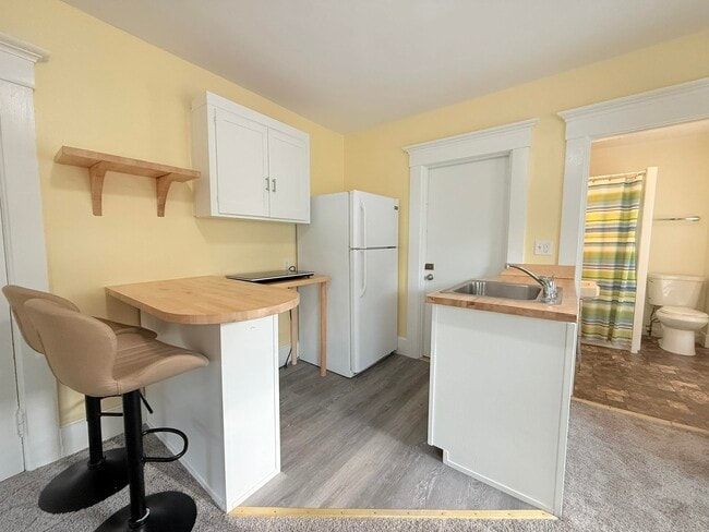 Building Photo - 10 Spruce Ave
