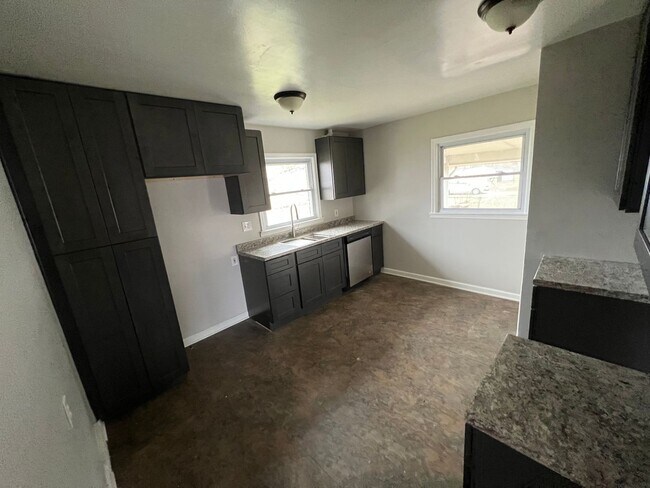 Foto del edificio - Stunning 3 Bedroom Brick House, near Gratiot in Roseville, freshly remodeled!