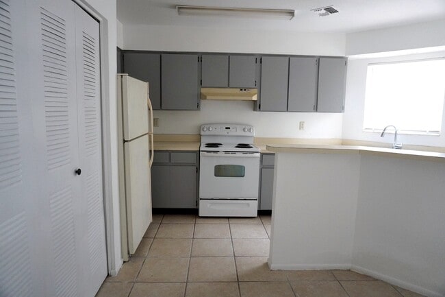 Building Photo - 3640 Meriden Ave