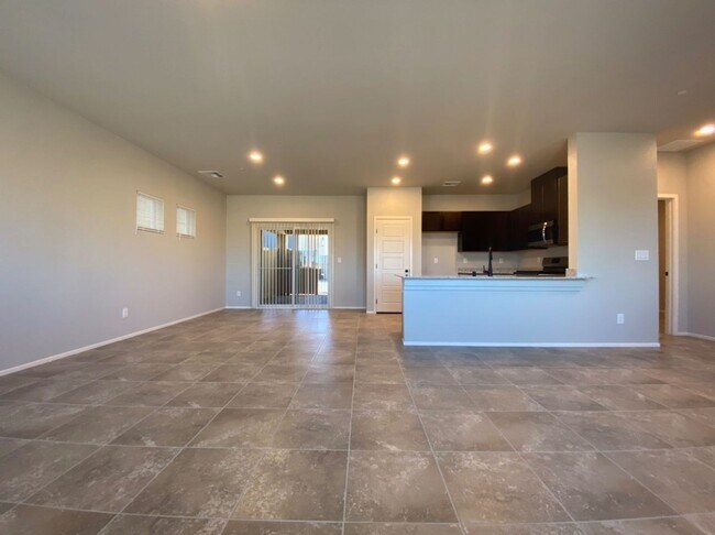 Foto del edificio - AMAZING GATED 3 BED 2.5 BATH 2 CAR GARAGE !