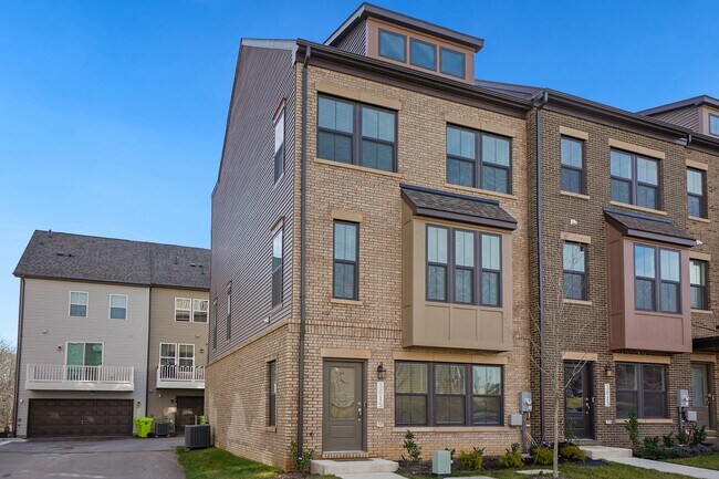 Foto del edificio - Exquisite, Sunlit, 4 level, 3 Bedrooms /2F...