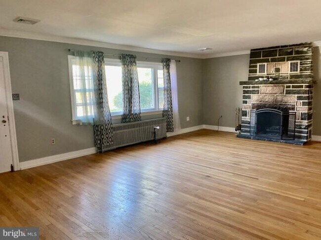 Building Photo - 266 Morris St