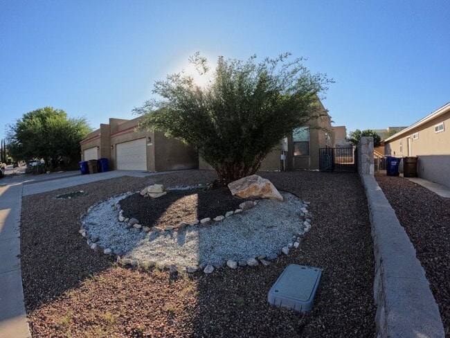 Foto del edificio - 2210 Dakota Dr