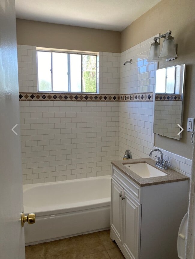 Building Photo - Single story 2 bed, 1 bath home with patio!