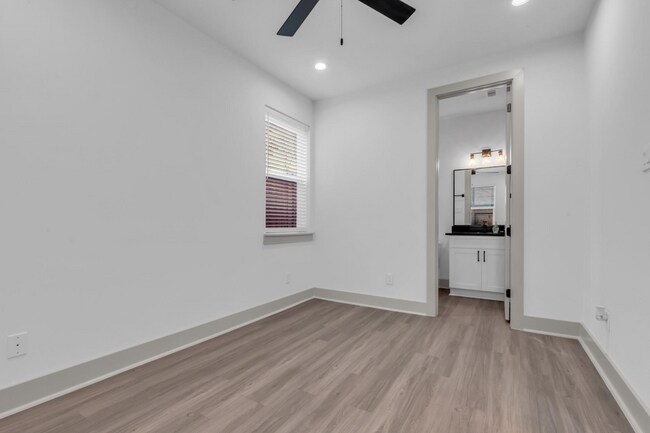 Foto del edificio - Sleek & Modern 3/2 in Garden Oaks