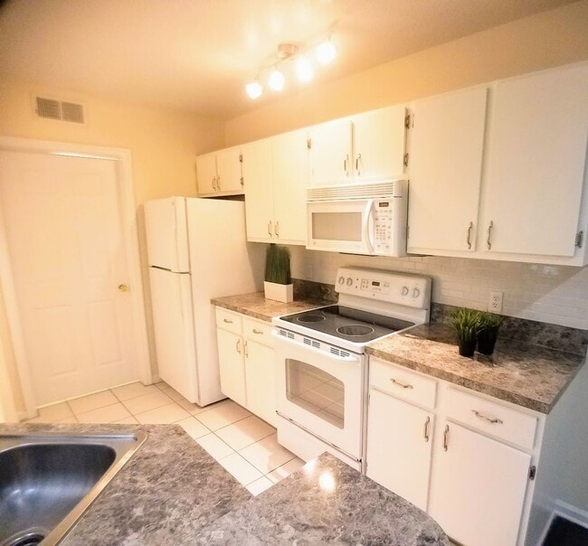 For Rent Beautiful 1/1 w covered GARAGE Condo @ Crest close to UCF and Valencia College !!! - For Rent Beautiful 1/1 w covered GARAGE Condo @ Crest close to UCF and Valencia College !!!
