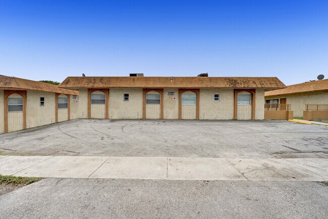 Building Photo - 5316 NW 24th Ct