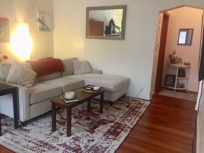 Foto del edificio - Huge One Bedroom with great light!  Newly ...