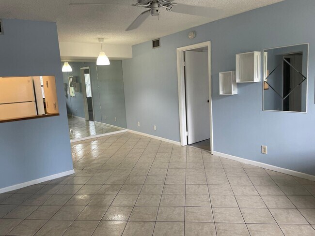Foto del edificio - 7070 Golf Colony Ct