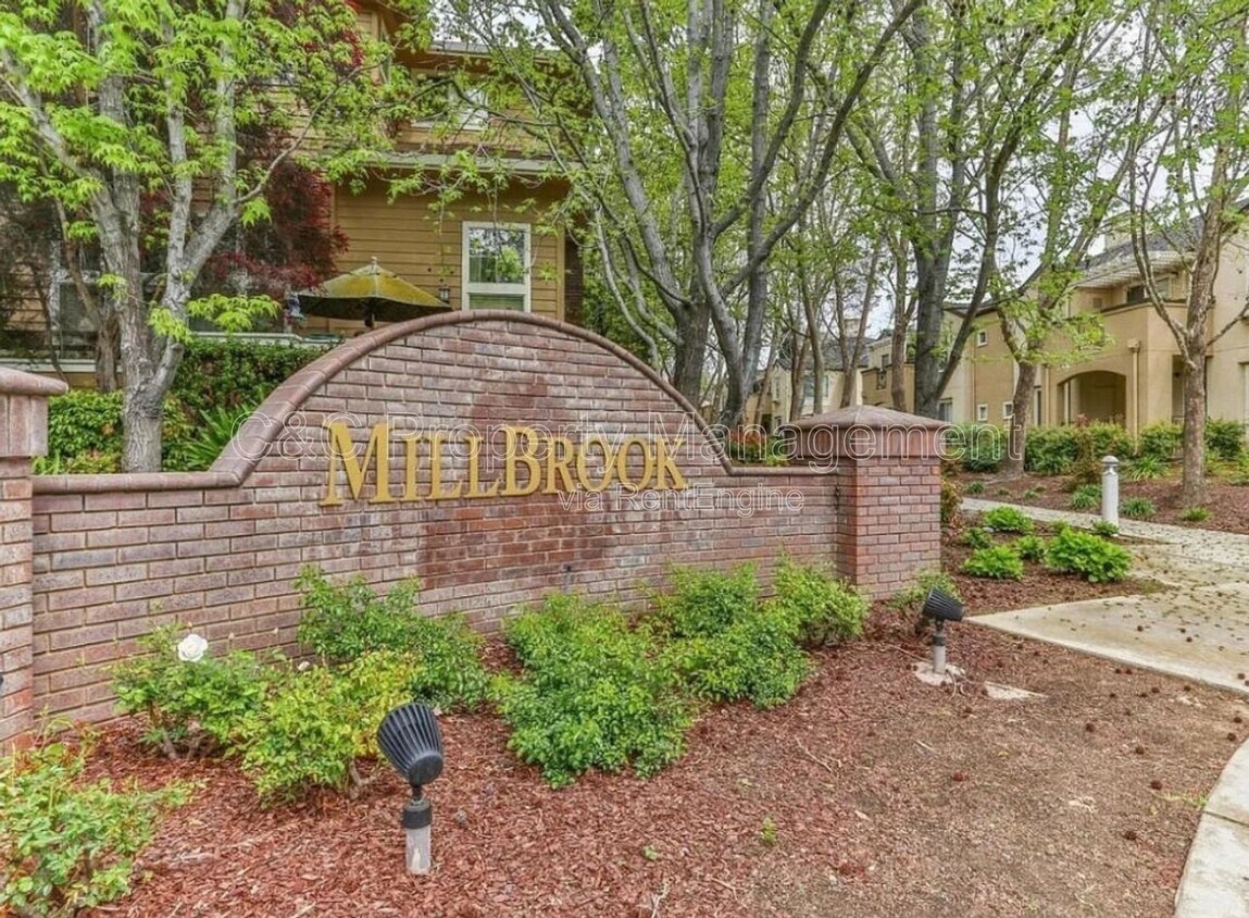 Foto principal - 542 Mill River Ln