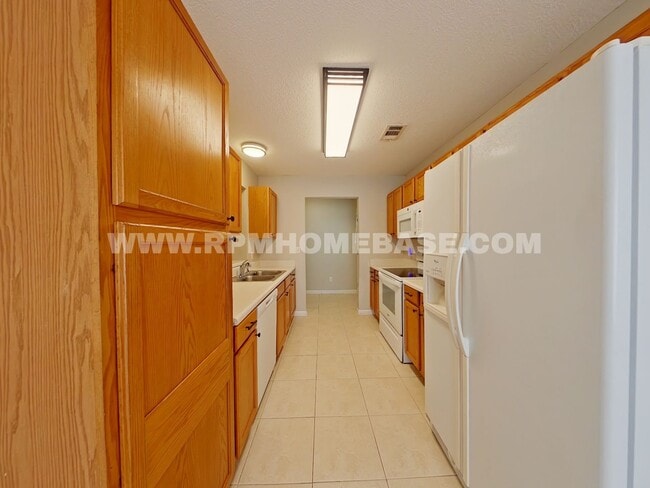 Building Photo - Charming Home with 2-Car Garage and Conven...