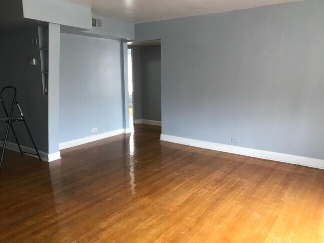 LIVINGROOM_1_2 - 2820 W Rosemont Ave