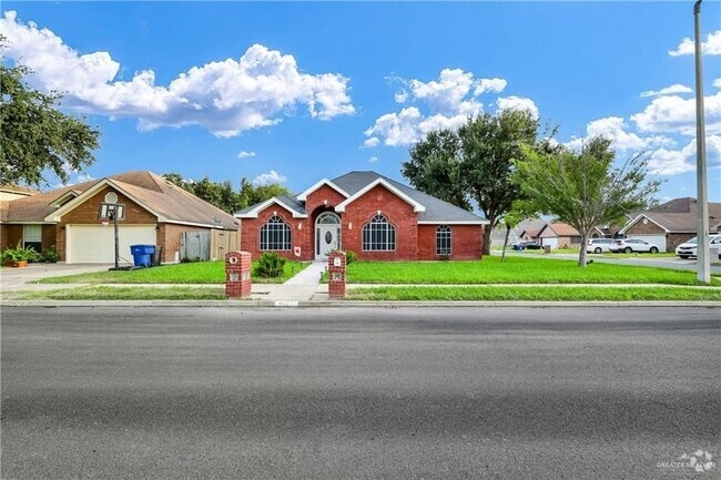 Building Photo - 4621 W Maple Ave