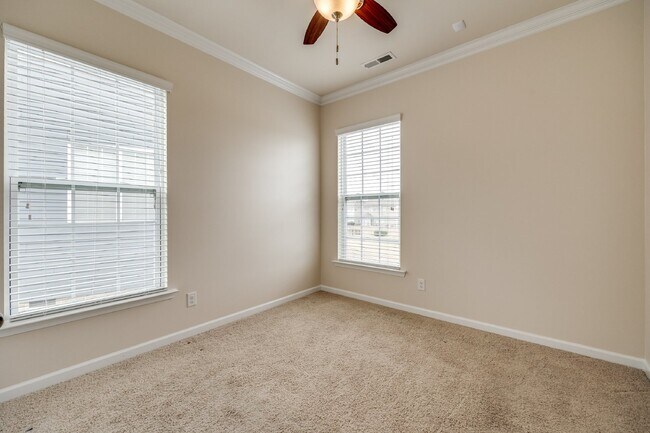 Foto del edificio - "Spacious 4-Bedroom Retreat with 3 Full Ba...