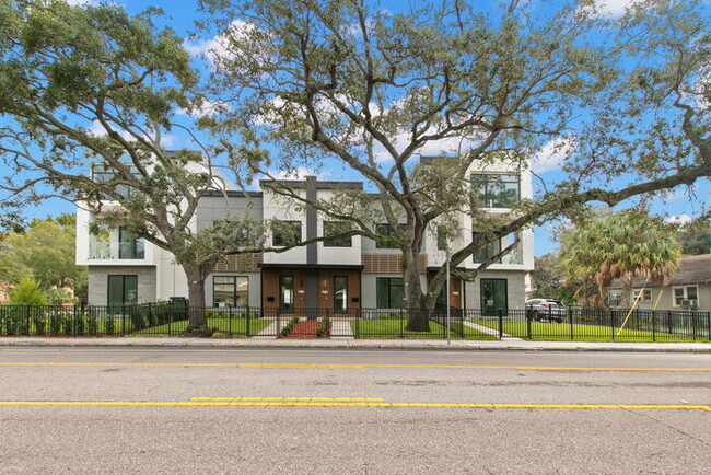 Building Photo - LIKE NEW LUXURY Townhome For Rent in Tampa...