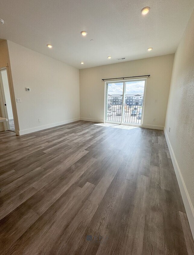 Foto principal - BRAND NEW Pet Friendly 1 bed/ 1 bath apart...