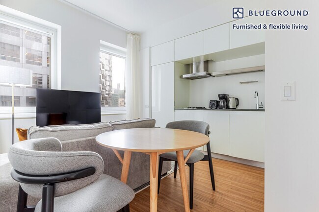 Foto del edificio - 70 W 45th St