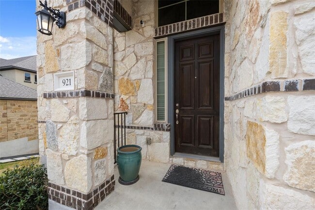 Building Photo - 921 Valley View Dr