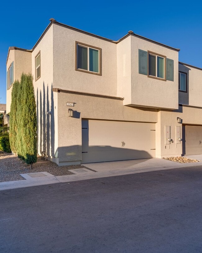 Building Photo - Modern Two-Story Townhome with Stylish Upg...
