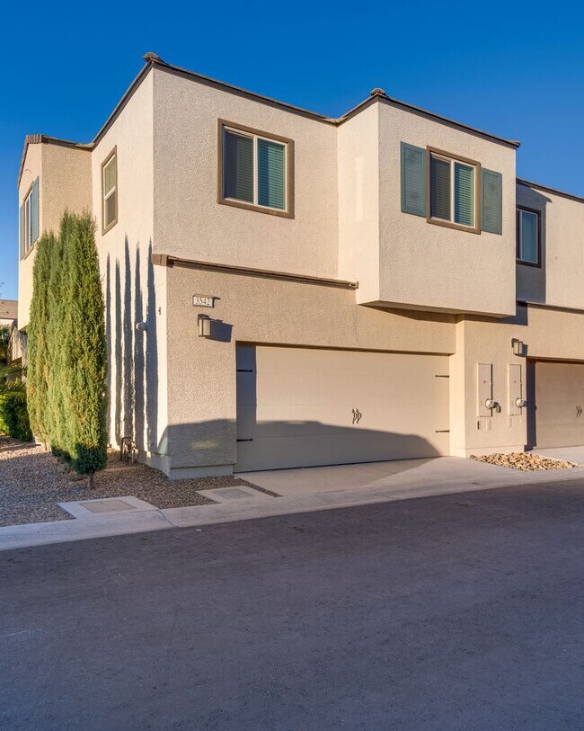Foto del edificio - Modern Two-Story Townhome with Stylish Upgrades in Prime Las Vegas Location