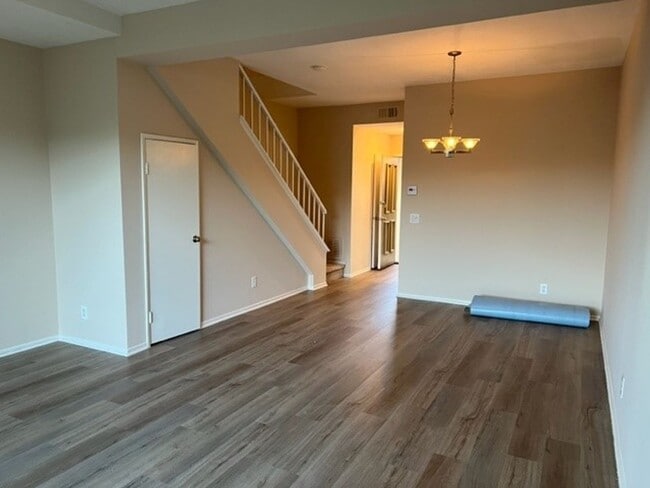 Building Photo - La Vista Condominiums: Upper 2 Bedroom 2.5...
