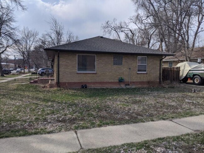 Building Photo - 400 Longs Peak Ave