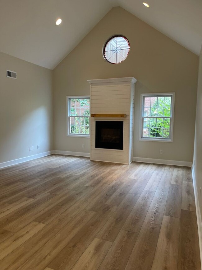Building Photo - 383 Paine Lake Dr