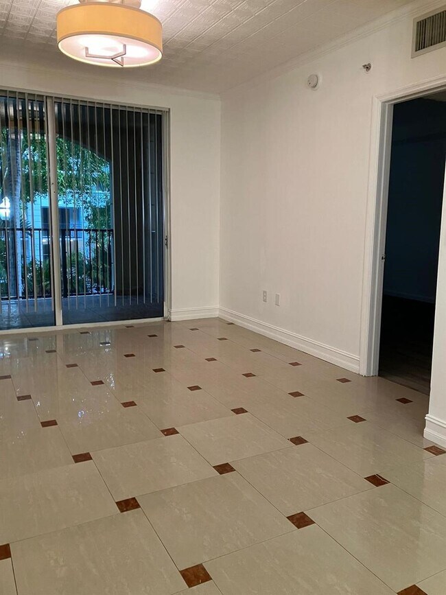 Foto del edificio - 17145 N Bay Rd