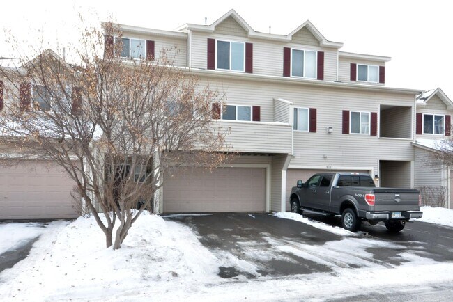Building Photo - 3 Bed 2 bath Townhome in Maple Grove Avail...