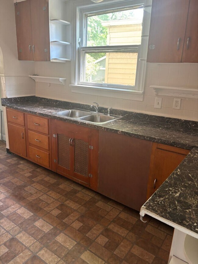 Building Photo - Beautifully Renovated 4-Bedroom Home in Cl...