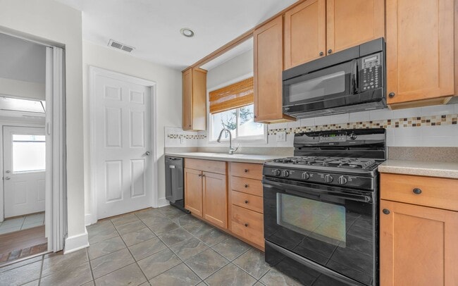Building Photo - For Rent. 4 Bedrooms