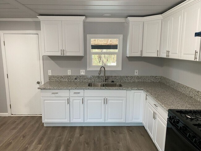 Building Photo - 500 W. LERDA AVE - 2 BEDROOM 1 BATHROOM - ...