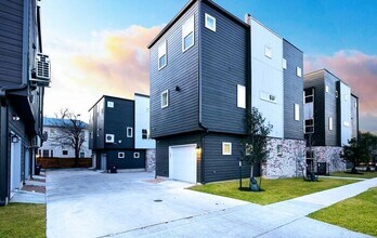 Building Photo - 210 W Poplar St